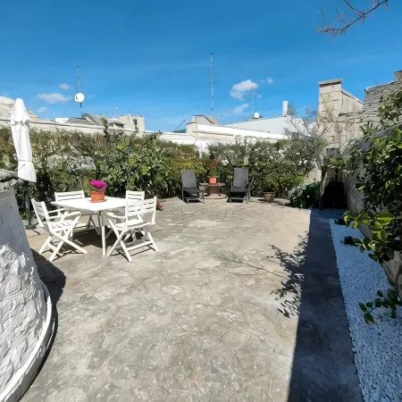 Trullo alleyway, central with private garden