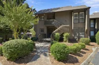 Beautiful Renovated Pinehurst Condo I 2 Bedroom/ 2 Bath I Pool I Sleeps 4 - 4-Star