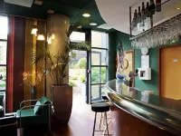 B&B HOME Paris Nord 18ème - bars