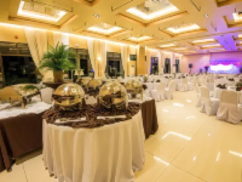 อาเรียนา โฮเทล โรงแรมในดีโปโลก