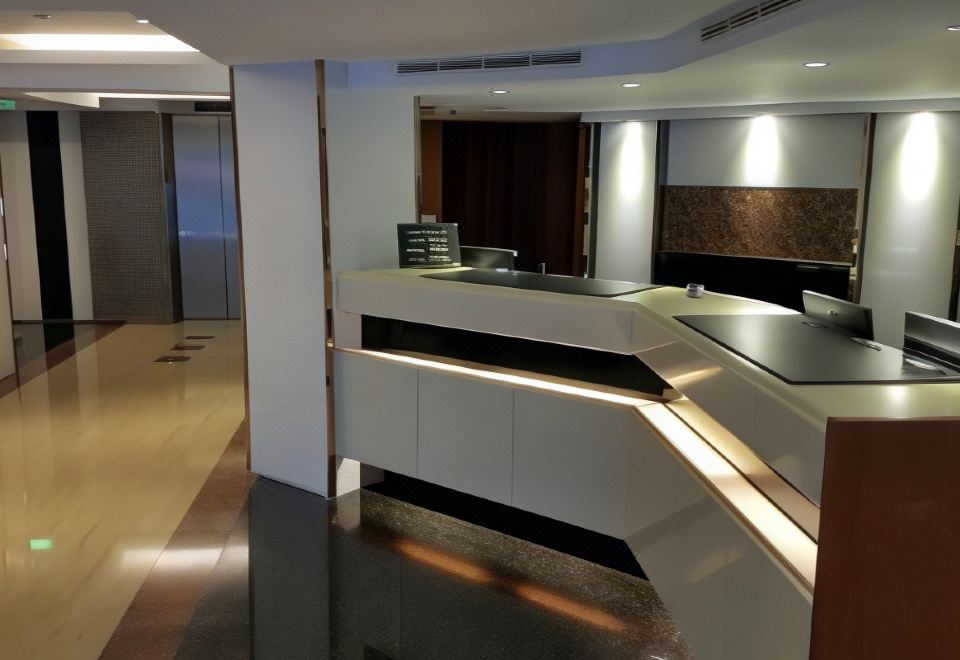 호텔 객실 내부의 편안한 침대와 공간