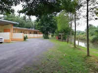 Baan Rim Nam Resort Hotel di Thap Put