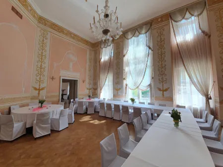 Pałac Wojanów Отели в г. Еленя-Гура