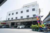 RedDoorz Plus at Hotel Surya Solo Hotel di Kecamatan Banjarsari