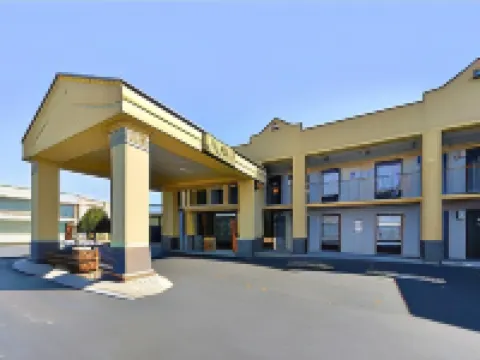 Super 8 by Wyndham Clarksville Northeast Hotels in Clarksville