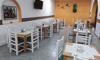 10. Hotel Re..