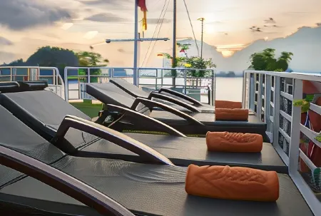 Renea Cruises Halong Отели рядом с достопримечательностью «Bai Chay»