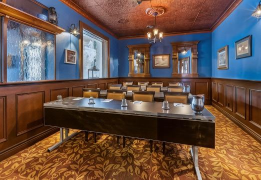 더 팔러 인의 외관과 역사적인 건물의 매력