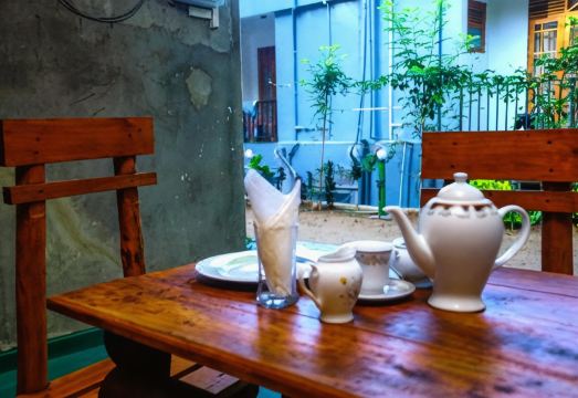 디나로 게스트의 깔끔한 객실과 휴식 공간