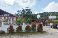 As Resto,Café & Hotel Mitra RedDoorz Hotels in Sikeben