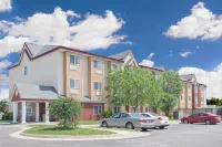 Days Inn & Suites by Wyndham Hutchinson Hotels near Hutchinson City Mall