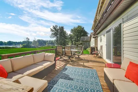 Lake Front Home with Plenty of Space inside and outside. 100 Ft of Lake Frontage