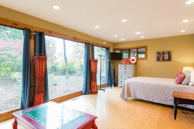 Beautiful home- near the University-large outdoor spaces and a hot tub.