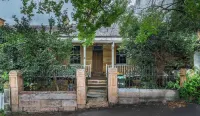 KozyGuru Balmain Charming 3 Room cottage Hotels near BACCHUS fine food and wine