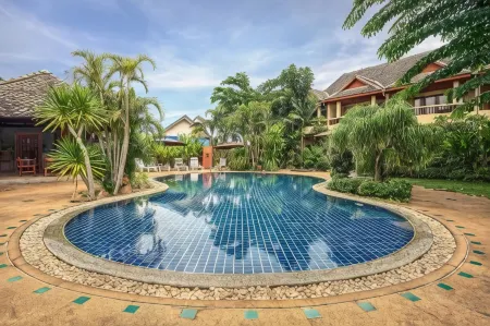 Temple Gardens Отели рядом с достопримечательностью «Wat Na Phra Lan»