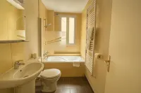 Hotel des Bains à 10 Min de Paris فنادق في كريتيل