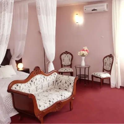 12 Rooms - Pools