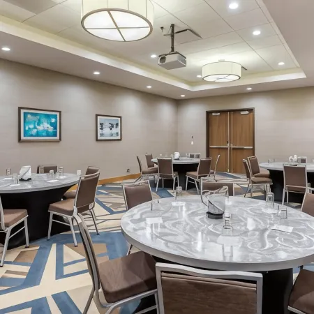 Holiday Inn Express Bettendorf - Davenport NE by IHG