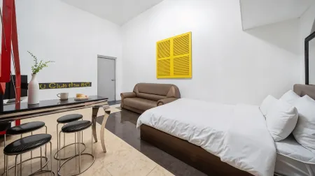 Chuncheon Vishop Pension Отели рядом с достопримечательностью «Jade Garden»