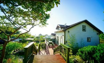 Pension on the Sea Shore in the Bosom Department (Byeonsanbando)