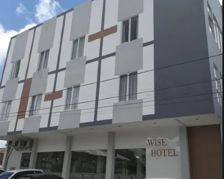 Wise Hotel Tomohon Hotels in Tomohon