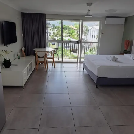 Cairns Holiday Lodge