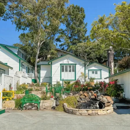 Carmel Green Lantern Inn Отели рядом с достопримечательностью «Пляж Кармел»