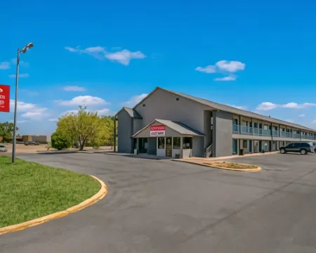 Econo Lodge Inn & Suites Enid South Hotels in Enid