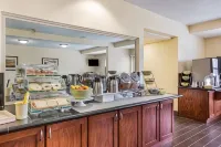 Quality Inn & Suites Lawrence - University Area - breakfast