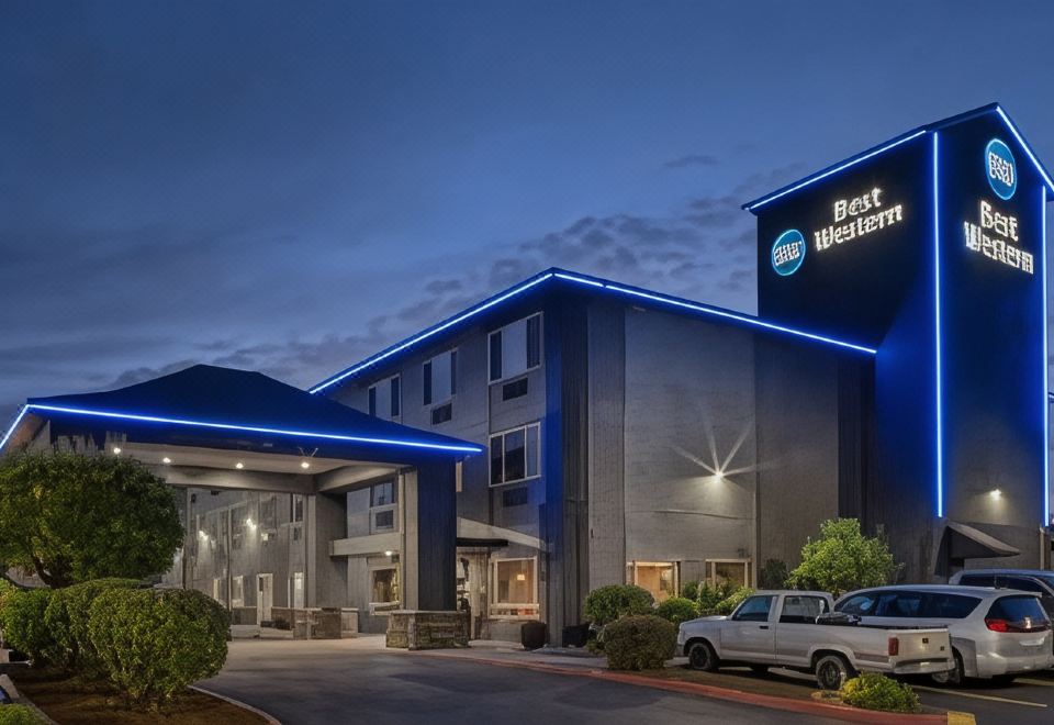 Best Western Plus Cascade Inn Suites - Housity
