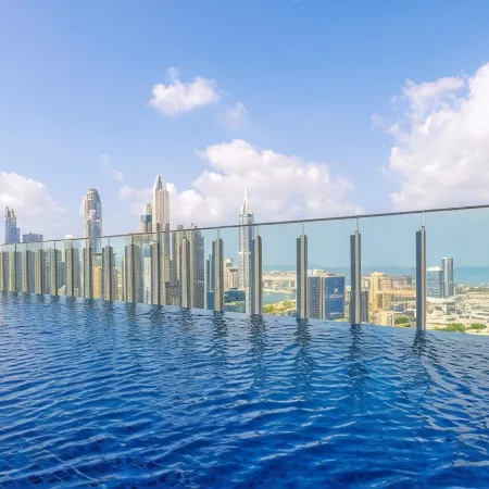 Taj Jumeirah Lakes Towers Отели рядом с достопримечательностью «Здание CNN в Дубае»