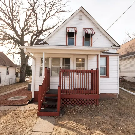 Spacious 5-bedroom house with Wi-Fi and washer/dryer in convenient South Omaha