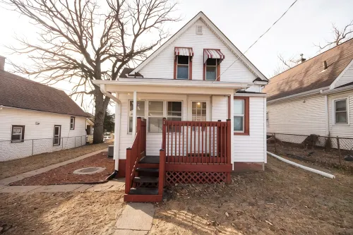 Spacious 5-bedroom house with Wi-Fi and washer/dryer in convenient South Omaha - บังกะโล