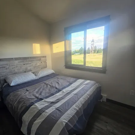 Charming 3-bedroom cabin- minutes from downtown Ennis