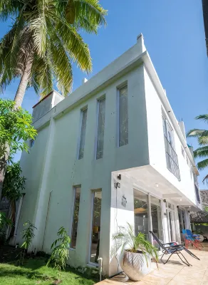 Family-sized entire house with private pool. 10 minutes to a black sand beach! - Homestays