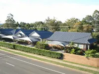 Francis Phillip Motor Inn and the Lodge Hotele w: Singleton