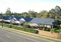 Francis Phillip Motor Inn and the Lodge