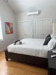 Adorable guest house with private backyard in Mount Pleasant