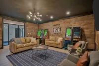 Luxe Lodge/Heated Pool/Hot Tub/Game Room/Sleeps 22/Rocky Top Sports Complex