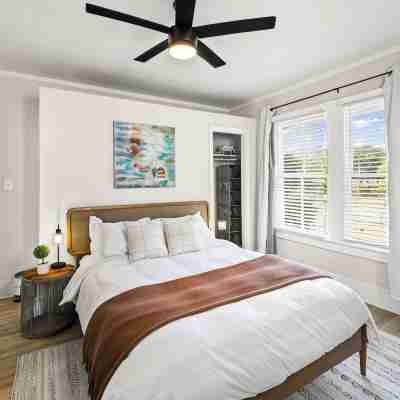 5 Min Drive to Downtown! Modern 2BR in Savannah! Rooms