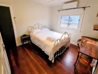 Jarrah Cottage, a Renovated Home with Spacious Block Located in Waroona. Hotels in Waroona