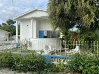 Spacious 6-bedroom house in lovely Christ Church with WiFi, AC - Homestay