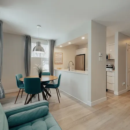 Luxurious condo in downtown Magog with wood fireplace and pool