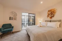 Downtown Bliss - 4-BR Retreat Amidst the Cityscape - 빌라