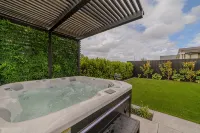 Stylish Home w/ Private Spa, Indoor & Outdoor Fire - Villas