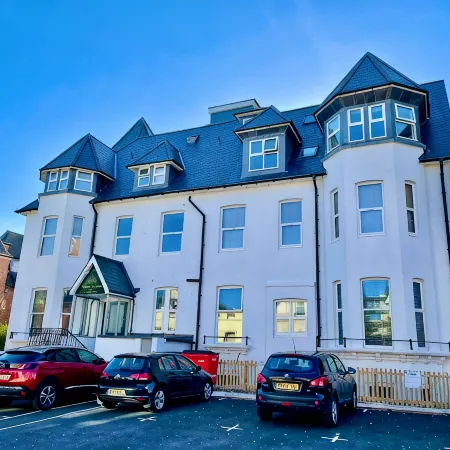 Stunning Sea Views, Family Apt; Free Parking & Gym