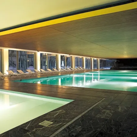 Nirvana Cosmopolitan Hotel - Convention & Sports Center