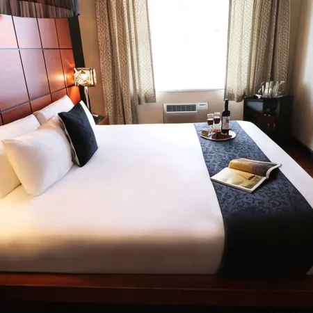 Chesterfield Hotel & Suites