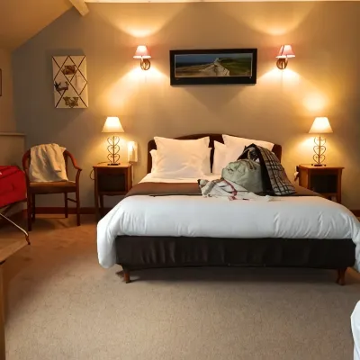 Logis - Auberge du Colombier Отели рядом с достопримечательностью «Порт»