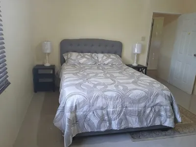 3-bedroom in lovely Amity Hall with WiFi, AC, Private Bathrooms, Best View Hotels in 